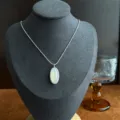 Elegante silberumwickelte Halskette mit ovalem Anhänger und Milchstein für Damenmode - Weiße Achat Halskette (2552)