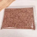 Gedetailleerd close-up van natuurlijk plantenspecerijvulgranulaat voor geurzakjes. - Plantaardige schaalgeur - Originele kleur / Jasmijn 1 kg