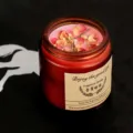 Geurkaars in bruine glazen pot met gedroogde bloemblaadjes, natuurlijke sojawas aromakaars. - Tropische Boomgaard