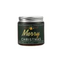 Vista detallada de vela aromatica de Navidad con etiqueta verde y tapa plateada en tarro. - Vela perfumada - Pino perenne y noche de paz (Cedro del norte)