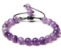 Gros plan détaillé de perles en cristal d'améthyste violette avec cordon noir ajustable. - 7