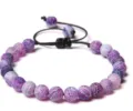 Gros plan détaillé du bracelet de perles en cristal d'agate craquelée violette et cordon. - 5