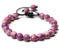 Gros plan de bracelet de perles de pierre violette avec cordon tressé noir réglable fin. - 4