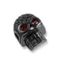 Detailaufnahme eines schwarzen Mikro-Pavé Zirkonia Totenkopf Charm Anhängers für Armbänder. - Ca. 12x8mm / Schwarz