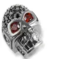 Detaillierte Nahaufnahme des mit Zirkonia mikrogefassten Totenkopf-Anhänger-Perle für Armbänder. - Ca. 12x8mm / Gold