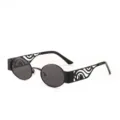 Gafas de sol ovaladas retro vintage con un intrincado marco de metal hueco - Montura Negra Lentes Grises