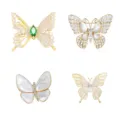 Vue détaillée de l'exquise broche papillon avec des incrustations de cristaux et de perles. - Collection de Quatre Bracelets