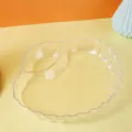 Assortiment de raviolis transparents en forme de coquillage avec saucière, plateau en plastique. - Transparent