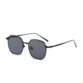 Stijlvolle polygoon metalen zonnebril met zwarte retro glazen voor modebewuste dames - Polygoon Metalen Frame Zonnebril (30011) / Zwart Frame Grijze Lenzen