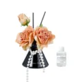 Set de difusor de varitas con rosas artificiales jarrón negro y aceite para el hogar. - Adorno de rosa naranja + Aceite esencial de aromaterapia [Peonía de terciopelo] 60 ml + 2 varillas difusoras