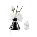 Set de difusor de varillas con rosas artificiales jarrón de cerámica negra decoración - Adorno de rosa blanca + Aceite esencial de aromaterapia [Gardenia blanca pura] 60 ml + 2 varillas difusoras