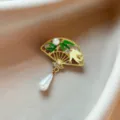 Detalle en primer plano del broche de abanico chino con bambú verde, perlas y pedrería. - Estilo de Abanico Retro Chino (917)