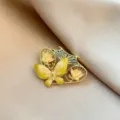 Elegante broche de mariposa y abanico estilo chino, delicado pin floral esmaltado dorado. - Flor de Mariposa de Abanico (1049)
