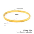 Detailansicht eines goldfarbenen Edelstahlarmreifens mit 4 mm Breite und 60 mm Durchmesser. - 4mm Minimalistisch Stil (B330) / Gold