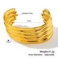Detailansicht des verstellbaren, gerippten Armreifs aus 18 Karat vergoldetem Edelstahl - Mehrschichtige Wellen Breit Stil (B338) / Gold
