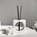 Witte vierkante diffuser vaas met reageerbuis en zwarte geurstokjes voor huisdecoratie. - Vierkant Wit Aromatherapie Ornament / Witte Thee 60ML