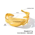 Detailaufnahme eines goldenen Federblatt-Armreifs mit verstellbarem Edelstahl-Design - Feder Hohl Stil (B342) / Gold