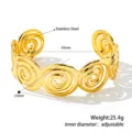 Detailansicht des 18K vergoldeten Edelstahl-Manschettenarmbands mit Spiralmuster - Spirale Hohl Strukturiert Stil (B344) / Gold