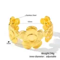 Detaillierte Ansicht des vergoldeten Edelstahl Blumen Armreifs mit Größenangaben - Gehämmerte Blume Hohl Stil (B346) / Gold