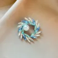 Elegant crystal pearl wreath brooch for women, sparkling blue rhinestone fashion jewelry coat pin - No. 1032