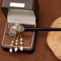 Épingle à cheveux faite main avec fleur et pompon en bois d'ébène style vintage chinois - Noir+Blanc