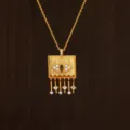 Elegante collana con pendente quadrato dorato con design malocchio e zirconi pendenti - Oro