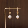 Pendientes de perlas bañados en oro de lujo con diseño retorcido de circón - Hebilla de Oro 18K con Perla Blanca / Chapado en oro 18K