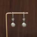 Elegantes pendientes de perlas grises con pavé de circonitas y baño de oro real detallado - Hebilla de Plata con Perla Gris / Plateado