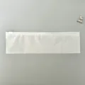 Detailopname van een lange, matte PE-ritstas, doorzichtige etui voor kleine voorwerpen. - 8x28cm