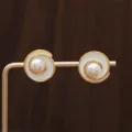 Elegantes pendientes de botón en espiral dorada con perlas blancas - Dorado