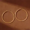 Klassische große goldene Creolen für Damen mit polierter Oberfläche für Retro-Stil - 50mm / Gold