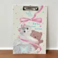 Süßes A4 Schreibbrett aus Papier mit Katzen- und Bärenmotiv, stabiler Metallclip für Büro. - Umarmende Katzen