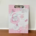 Süßes rosa A4 Schreibbrett aus Papier mit niedlicher Welpenillustration und Klemme. - Welpe hört Musik