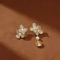Pendientes de flores asimétricos dorados con perlas elegantes y cristal de color ámbar - Poste Plata Oro Café