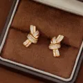 Elegantes pendientes de nudo en oro con pavé completo de cristaux en joyero marrón - Estilo de Nudo / Dorado