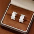 Elegantes pendientes en forma de C texturizados plateados con circonitas en estuche - Estilo de Circonia Plisada (EH16437) / Plateado