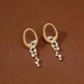 Elegantes pendientes ovalados de oro con circonitas en cascada estilo cascada - Dorado