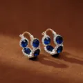 Elegante silberne Creolen mit ovalen tiefblauen Kristallen und brillanten Strasssteinen - Tintenblau (Versilbert)