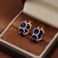 Luxuriöse goldfarbene Huggie-Ohrringe mit dunkelblauen Kristallen und klarem Pavé-Besatz - Tintenblau (18K Vergoldet)