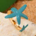 Primo piano dettagliato dell'anello aperto a stella marina blu smaltata con fascia. - Imitazione oro blu lago (M1709)