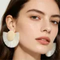 Boucles d'oreilles frangées beige élégantes style français, parfaites pour le quotidien. - Blanc