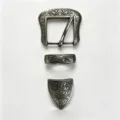 Dettaglio della fibbia per cintura in metallo inciso vintage, accessorio argento raffinato. - Argento