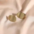 Boucles d'oreilles clous géométriques minimalistes en métal doré brossé sur soie champagne - Or Clair Brossé