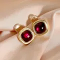 Elegante Vintage-Clip-Ohrringe in Gold mit tiefroten quadratischen Steinen auf Seide - Mückenspulen-Ohrclip / 16K Vergoldet Lila