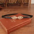 Schöner schwarzer Damengürtel aus Leder mit Goldblatt-Perlen-Schnalle, Retro-Accessoire. - Schwarz