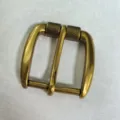 Fibbia per cintura in lega di zinco vintage da uomo, dettaglio rullo in ottone antico. - Fibbia Dorata