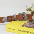 Cintura da donna in vera pelle vintage con fibbia e puntale in metallo floreale. - Kaki / 100cm