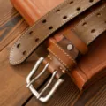 Cintura da uomo in vera pelle marrone con fibbia a doppio ardiglione e design traforato casual - Kaki / 105cm