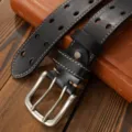 Cintura in pelle da uomo traforata, fibbia ad ardiglione vintage a doppia fila, stile casual. - Nero / 105cm