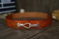 Damen breiter Gurt aus orangefarbenem Echtleder mit silberner Metallschleife modisches Taillenaccessoire - Camel